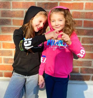 Mangas vám přeje krásného Valentýna. 🥰 #onlinemoda #czechfashion #obleceniprodeti #greekfashion #prodeti #obleceniepredeti...