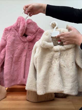 🧸 Roztomilost na první pohled! Naše kožíšky s límečkem pro malé parádnice (1–5 let) jsou hebké jako obláček a ideální na...